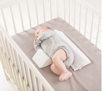 lifestyle_baby-sleep_with-baby_small-bed-1