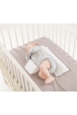 lifestyle_baby-sleep_with-baby_small-bed-1